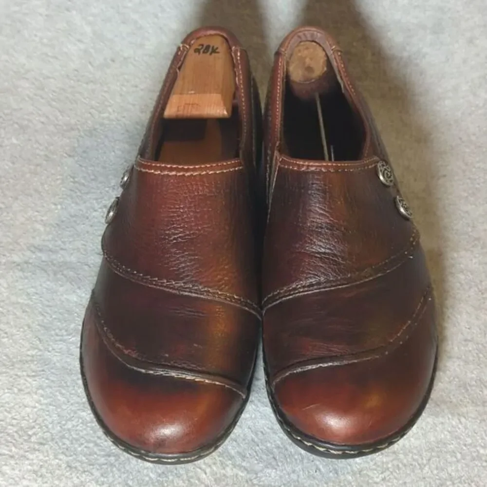 Clarks Bendables Women's‎ Sz 10M Leather W/ Silver Buttons Brown Slip on Shoes